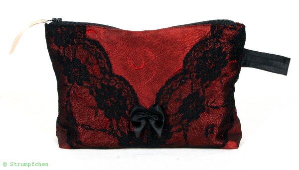 Kosmetiktäschen nach der Anleitung von Gabriele Conrath. Material: bestickter Polyester, Spitzenband und 1 Schleife. Innen schwarzer Futterstoff.