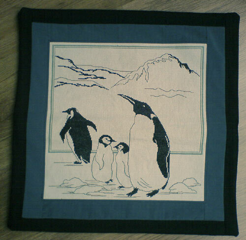 Kissen mit gestickten Pinguinen, die Stickerei war ein Geschenk - ich habe nur alles eingefaßt