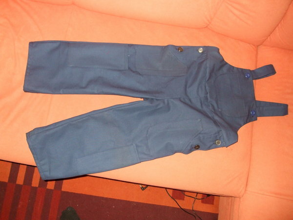 DSCF3289 Arbeitslatzhose für meinen Enkel
Der Schnitt ist abgewandelt nach einem Modell aus der Burda von 1993. Wichtig waren dem kleinen Handwerker die aufgesetzten Taschen für Zollstock und alles was ein tüchtiger Arbeiter so braucht.