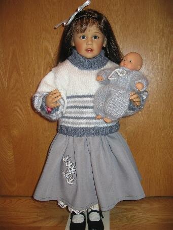 Puppe Anna im grauen Rock mit Motivstickerei sowie Unterrock aus Baumwolle mit Spitzenrand, Pulli handstrick.