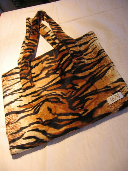 Laptoptasche für eine Tigerlady.
Außenstoff=Tigerfellimitat/Innenmaterial=Neopren;
mit Reißverschluß und Trägern.
www.dbncreativ.de