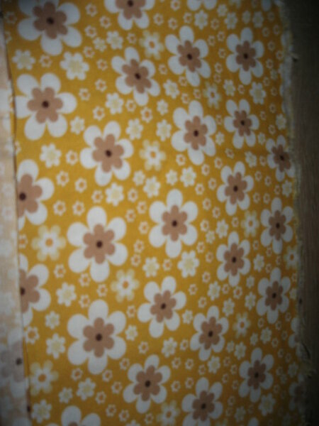 P7)
Patchworkstoff gelb mit Blumen 0,1m x 1,1m