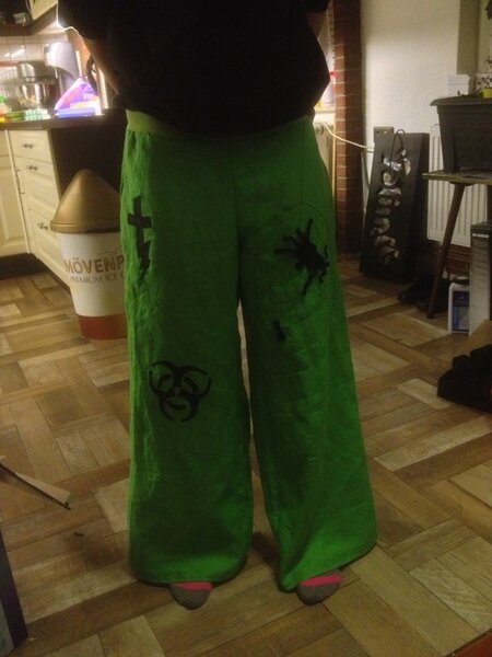 grüne "Emo-Hose" vorne