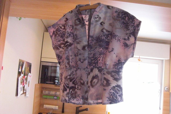 meine erste Bluse, für einen Rock in altrosa, im letzten  nach über 30 Jahren in einem VHS Kurs hergestellt, nach einem Burdaschnitt.