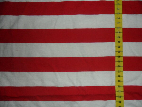 Stoff 12:
Jersey Blockstreifen rot-weiß
vorgewaschen
63 x 63 => 0,40 m² + Anhang