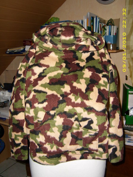 Pullover aus Fleece Gr. 134,
mit aufgesetzter Tasche und Kapuze