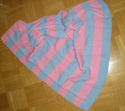 Babydecke für Ina. 
Die Decke ist ca. 90x90cm. Die Ränder jeweils 1li 1re Masche, Rückreihe wie sie erscheint gestrickt, dann um 1Ma versetzt. Dazwischen glatt rechts gestrickt mit Zopfmustern.