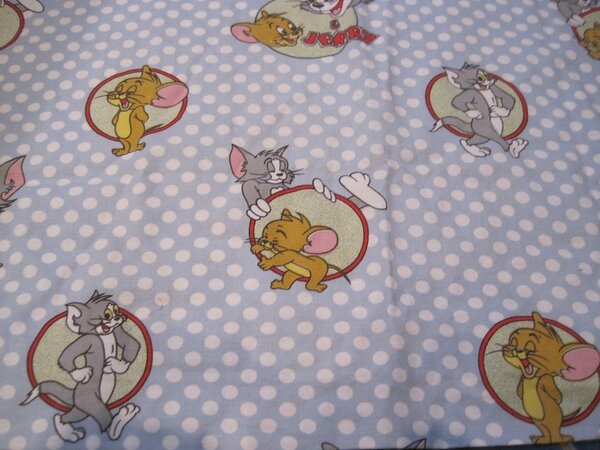 38) Tom und Jerry, Kissenbezug 56x34, wenn man ihn zerschneiden würde, ergibt sich ein nutzbares Stück von ca. 67x55