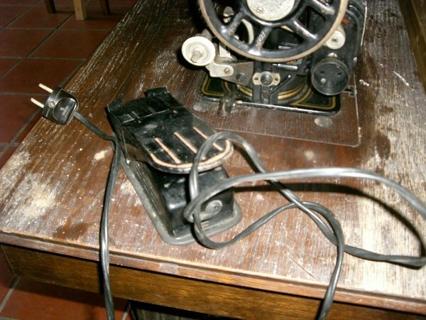 Altertümchen "Pfaff 31" - Seitenansicht 
mit elektr. Nachrüstung :-)