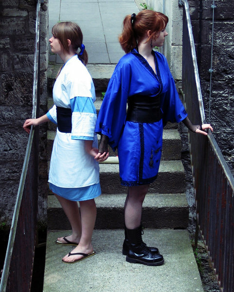 Gothic-Kimono (Eigenkreation)

Der rechte Kimono ist aus blauem Satin und mit Spitzenborte, schwarzen Perlen, einer Schmetterlingsapplikation und Satinrosen verziert.
Den Obi (Gürtel) bildet eine Corsage aus Lederimitat.