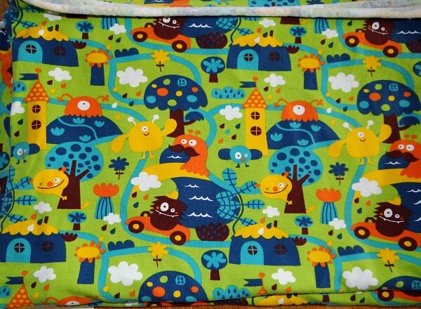 Lillestoff Monstertown (etwas dunkler auf dem Bild, nicht neongrün, eher helles olive)
ca. 0,5x1,48 (müsste noch genau nachmessen)
TW 1,75