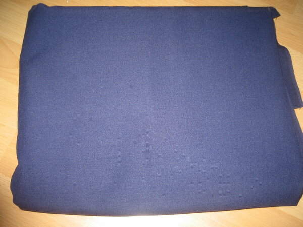 S2)
dunkelblauer Stoff, geeignet für Hosen, Bläser, Bussinesoutfit 3,5m x 1,5m kann auch geteilt werden