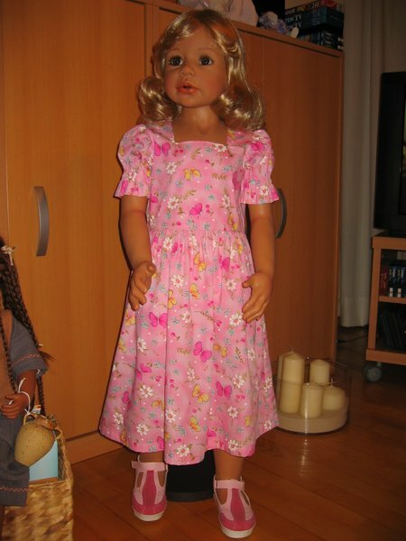 Puppe Susanna im rosa Baumwollkleid
