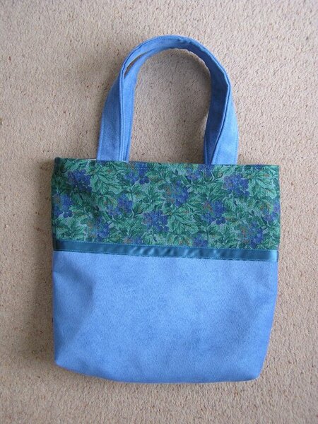 kleine blaue Tasche