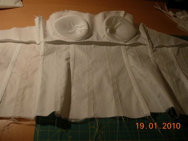 Das ist die 3 Lage vom Oberteil aus Satin verstärkt mit Vliseliene und Tunnel für die Stäbchen sowie BH Einlagen
