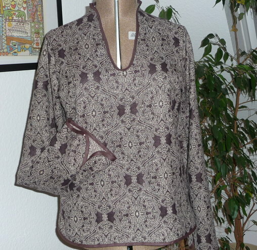 Oberteil nach Pattern Company 06-271 aus Wollstoff.
Einfach zu nähen, die Kanten sind alle eingefasst.