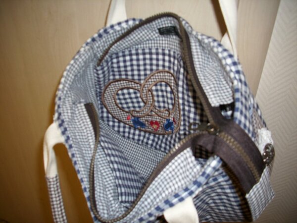 Innenleben mit bestickter Tasche