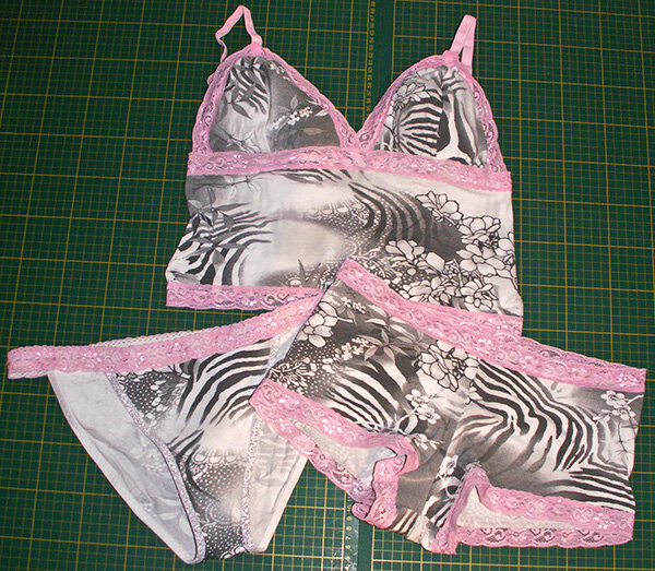 Bustier und Panty nach einem Schnitt von KwikSew aus einem Baumwolljersey, der nach dem Nähen einer Tunika übrig geblieben ist. Slip: abgewandelter Lena von Sewy.