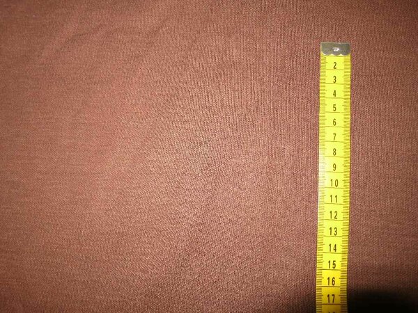 Stoff 234

Polyester-Interlock evtl. Mischgewebe, dunkler als auf dem Bild, schöner Griff (hätte beim ersten Anfassen nicht gedacht, dass es Polyester ist, die Brennprobe war aber eindeutig)
88 cm x 165 cm + Anhang