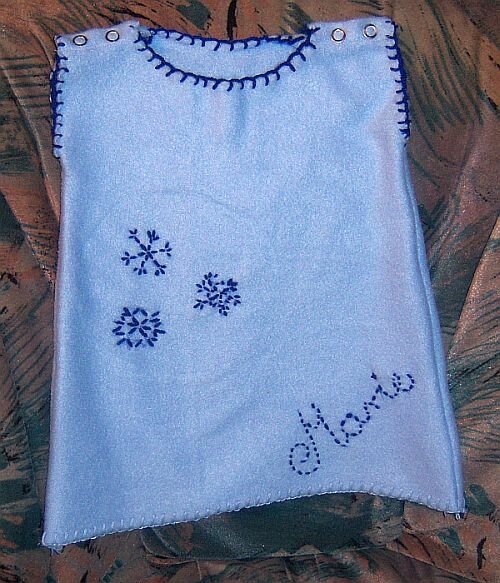 Ein neues Kleidchen für Marie! Es ist aus Fleece in Größe 80

Die Stickerei ist freestyle per Hand gestickt.