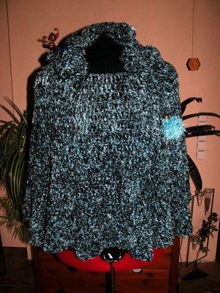 gehäckelter Poncho mit Kaputze und Bommel