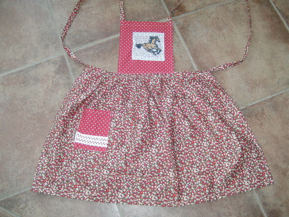 Kinderkochschürze, Latz ca. 15 x 15, Schürze ca. 50 x 50 cm, unten etwas weiter, ca. 65 cm.