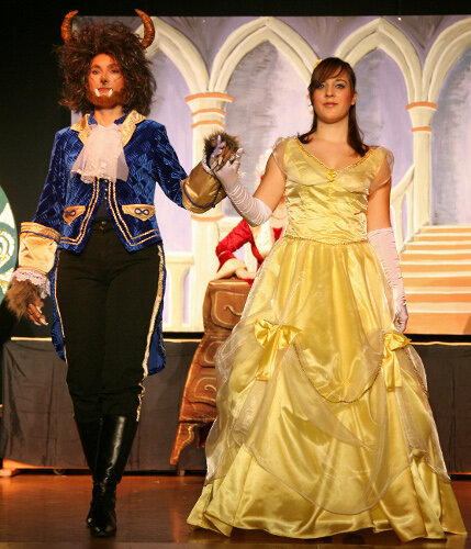 Belle Dress aus "Die Schöne und das Biest"
(das Biest-Kostüm ist nicht von uns, hab aber dooferweise nur dieses Bild, auf dem das Kleid komplett zu sehen ist).
