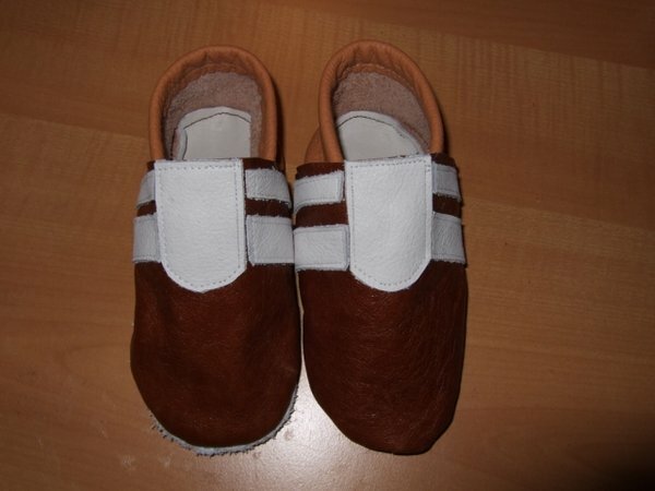 Puschen dunkelbraun weiß mod
