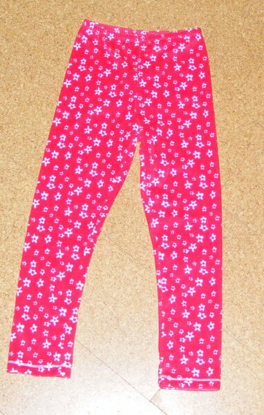 Farbenmix Riviera Leggings
Gr. 122/128
Stoff: Nicky von buttinette
NZ 1cm, Bund 3 cm, Beine 2 cm