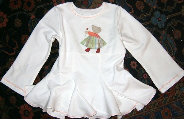 DSCF2500
carlottas weihnachts-hermosa.
das oberteil ist ein ganz schlichter t-shirt schnitt.
mit ombre-stickgarn alle kanten abgesteppt.