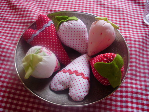 Erdbeeren und Herzen nach Tilda als Tischdeko für unsere Hochzeit