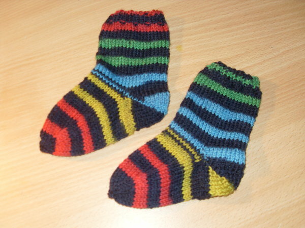 BabySocken Gr. 18/19
Ich habe die Söckchen extra nicht mit gleichem Farbverlauf  gearbeitet, finde es so viel witziger!

März 2010