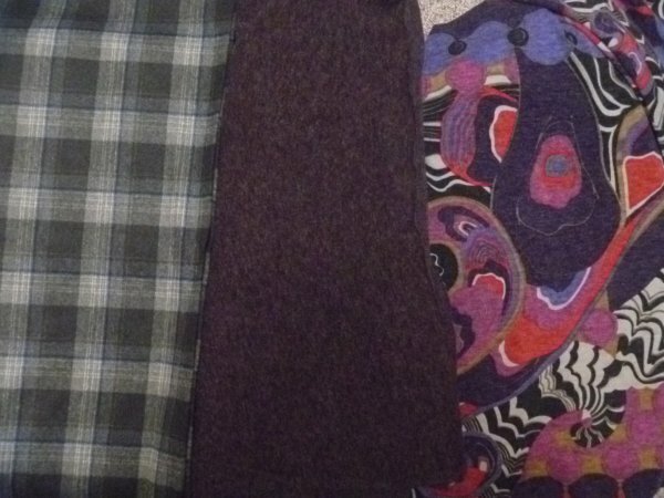 Stoffmarkt 16 10 11,
graukarierter Wollmix mit blauem Überkaro: Rock, dunkelrot-graumelierter Feinstrick mit leichtem violettstich: Kleid oder Oberteile, bunter Feinstrick vermutl. mit Wollanteil: Kleid