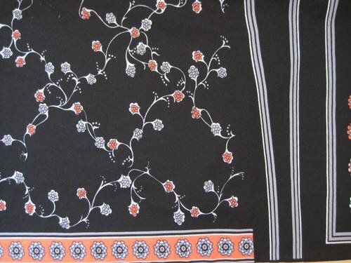 57) Retrolook mit Originalen! 
Jersey schwarz-weiß-lachs, sicherlich Kunstfaser(anteil) 150x50 + Anhängsel

Tausch 2:1