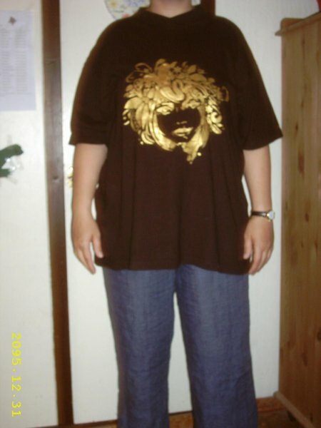 auf langweiligem schwarzen T-Shirt mal eben ein Goldmädchen gepinselt