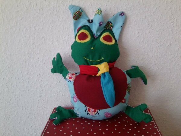 Kuschelfrosch, vorn

hier noch ein kleiner Kuschelfreund für meine Maus...orientiert habe ich mich an einem Beispiel aus dem Buch: Nähen für das Kinderzimmer (oz Verlag)...allerdings viel improvisiert dabei^^
