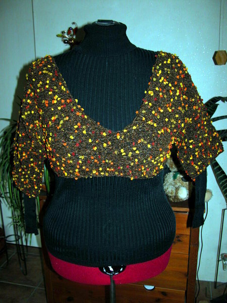 Bolero aus braunen Chenille + Beilaufgarn mit Pompons Eigenkreation