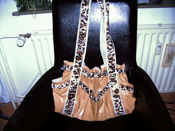 DSCF1156
Das war glaube ich meine 4oder5 julie Tasche.
Ich bin auch dem Virus verfallen.