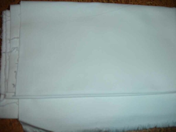 Stoff 79:

Weisser Jeans-Stoff, leicht quer elastisch, 140 breit. Habe ich in verschiedenen Grössen, sagt einfach wieviel Ihr in etwa braucht, die kleinsten Stücke sind 60cm lang.