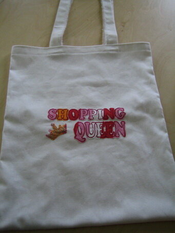 Die Tasche ist schon super geworden...und die erste Stoffapplikation :-)