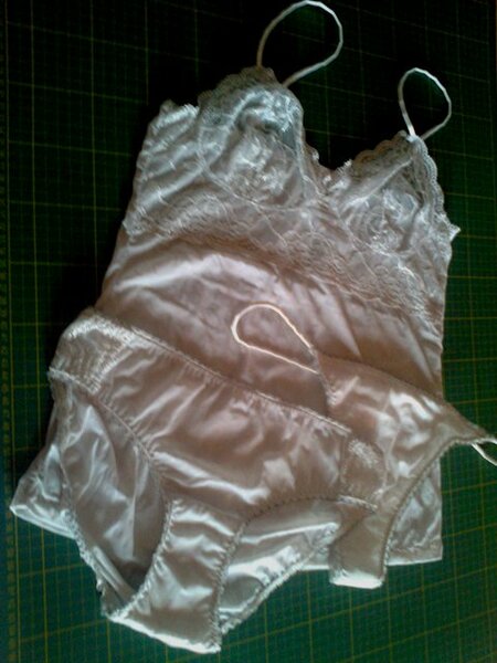 Bustier Caro als Hemdchen, Slip Milano mit anderem Spitzenbesatz und selbstentworfener String
