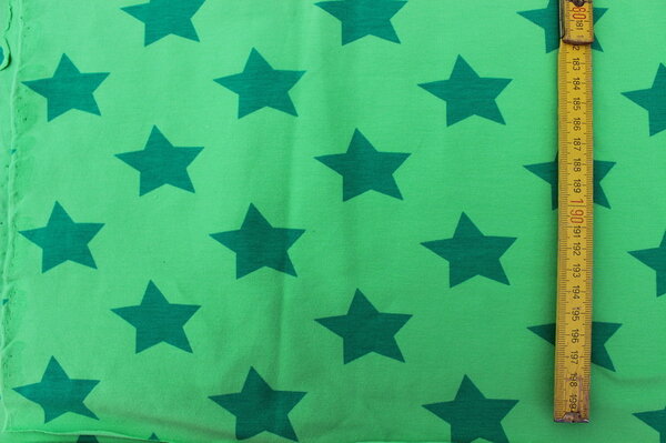 K11:
Lillestoff Jersey Sterne grün
Eigentümer: littlelursa
147 x 29 => 0,43 m²
Tauschfaktor 150% 
Tauschwert 0,64 m²