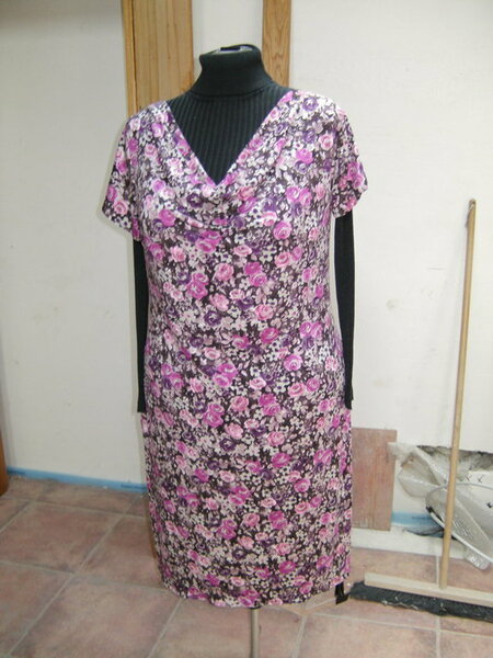 Lena Spezial Modell 28
Wasserfallkleid
Viscose-Jersey vom hol. Stoffmarkt in Kerkrade 10/10
Gr. 46/48 + 2cm verbreitert
Ärmel vom Modell 15, Neue Nähmode