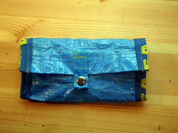 Geldtasche aus einer IKEA-Tasche