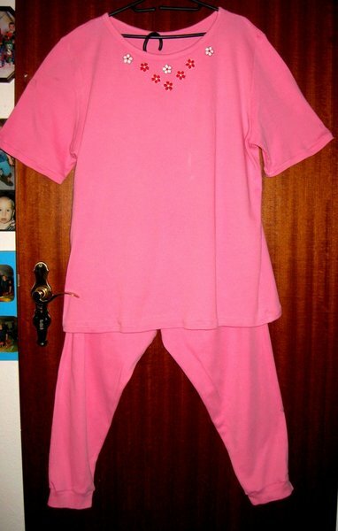 Schlafanzug rosa mit aufgenähten gestickten Blüten am Halsausschnitt
Material: Single-Jersey von Butinette