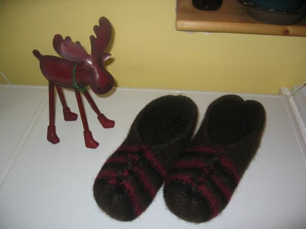 braune Socken, nach dem Filzen