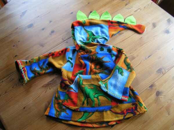 Mein erster Pulli für meinen dinoverrückten kleineren Sohn. Ich mußte danach noch zwei weitere nähen, weil meine kleineren Kinder plötzlich alle Dinos sein wollten...