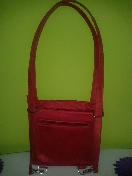 Rückseite der Tasche mit Schlaufen zum Rucksack
