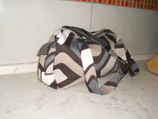 Meine 1. Tasche. Da ich hier im Forum auf die Alles-dabei-Tasche aufmerksam wurde, musste ich unbedingt den Schnitt haben.
Das ist der erste Versuch aus einem Rock-Rest.