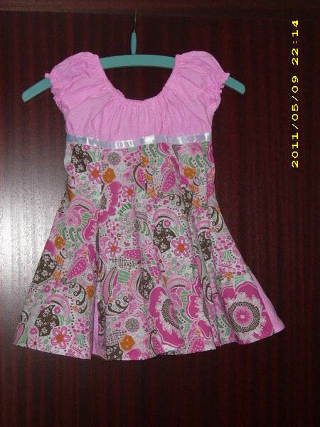 Elodie für mein Patenkind, jetzt haben alle 3 Mädels das gleiche Kleid mit den gleichen Stoff wie gewünscht. Dieser in Gr. 110-116. Ich finde in diese Größe die Proportionen nicht so toll.
